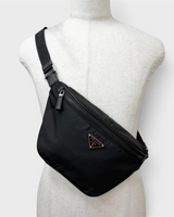 NEWSEDのPRADAトライアングルロゴ付きブラックRe-Nylonボディバッグ。サフィアーノレザーのアクセントが特徴的なメンズ用ショルダーバッグ