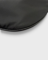 NEWSEDのPRADA Re-Nylonボディバッグ。耐久性のあるブラックのリサイクルナイロン素材とサフィアーノレザーの縁取りのディテール。