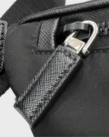 NEWSEDのPRADA Re-Nylonボディバッグ。サフィアーノレザーの引き手が付いた黒いファスナーのクローズアップ。