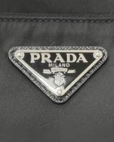 NEWSEDのPRADA Re-Nylonボディバッグにあしらわれたアイコニックなブラックのトライアングルロゴプレート