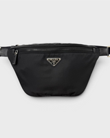 NEWSEDのPRADAトライアングルロゴ付きブラックRe-Nylonボディバッグ。サフィアーノレザーのディテールが施されたメンズ用ウエストポーチ