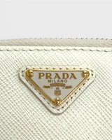 NEWSEDのPRADAホワイトサフィアーノレザー製ミニポーチ、ゴールドのトライアングルロゴプレート付き