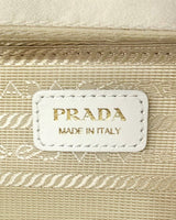 NEWSEDのPRADAサフィアーノレザーミニポーチ内側のゴールドロゴタグ