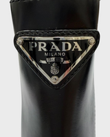 NEWSEDのPRADAブラッシュドレザー製ショートブーツ。アイコニックなトライアングルロゴが施されたブラックのサイドゴアデザイン。
