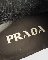 NEWSEDのPRADAブラッシュドレザーショートブーツのインソールロゴ