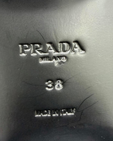 NEWSEDのPRADAブラッシュドレザーショートブーツのインソールに刻印されたブランドロゴとサイズ38の表記