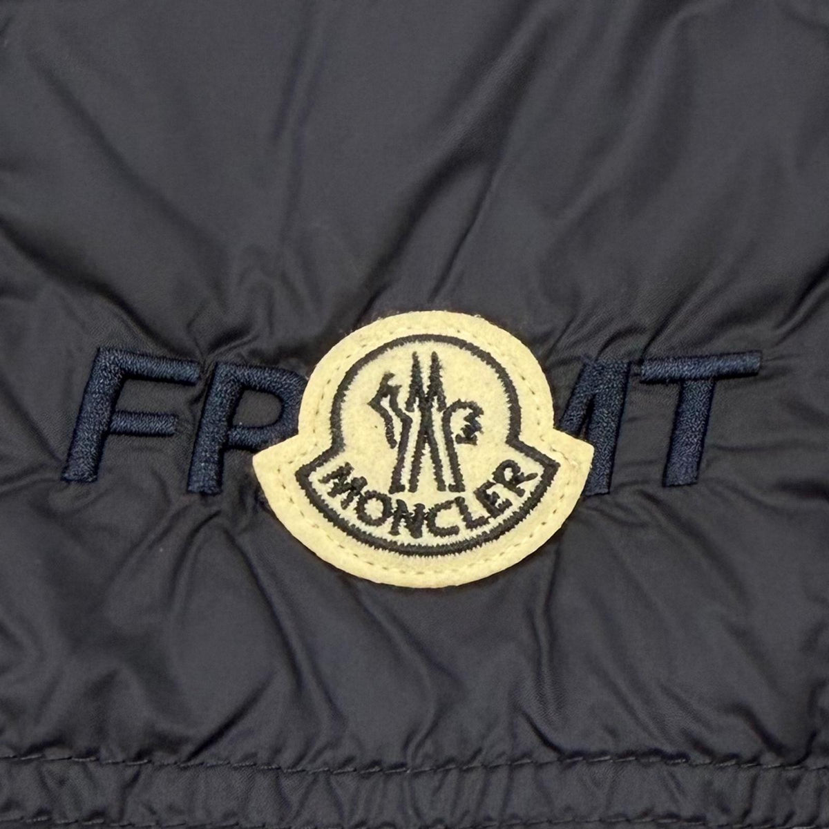 モンクレールジーニアス 7 フラグメント ヒロシフジワラ VAILE GILET ロゴワッペン付き ダウンベスト ネイビー 3 メンズ