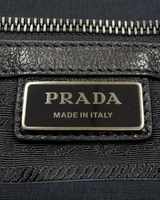 NEWSEDのPRADAメッセンジャーバッグ内側にあるブラックのバッファロースキンとロゴプレートのディテール