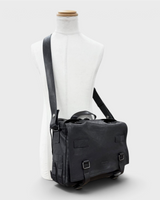 NEWSEDのPRADAブラックバッファロースキン製メッセンジャーバッグ。トライアングルロゴとフラップ開閉が特徴のメンズショルダーバッグ