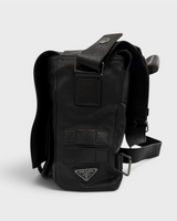 NEWSEDのPRADAブラックバッファロースキン製メッセンジャーバッグ。トライアングルロゴプレート付きのメンズショルダーバッグ。