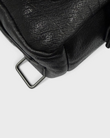 NEWSEDのPRADAブラックバッファロースキン製メッセンジャーバッグの角部分と金属製金具のクローズアップ
