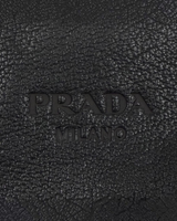 NEWSEDのPRADAブラックバッファロースキンメッセンジャーバッグに刻印されたロゴのクローズアップ
