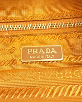 NEWSEDのPRADAショルダーバッグ内側にあるゴールドのロゴプレートとファスナー