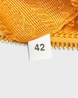 NEWSEDのプラダショルダーバッグの内側にあるサイズ42のタグとゴールドのファスナー