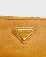 NEWSEDのPRADAブラウンソフトグレインレザーショルダーバッグ、ゴールドのトライアングルロゴプレートのクローズアップ