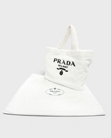 NEWSEDのPRADAホワイトテリートートバッグ。パイル地に黒のトライアングルロゴ刺繍が施された大型バッグと保存袋。