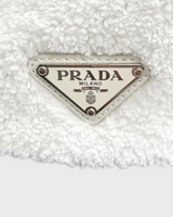 NEWSEDのPRADAテリートートバッグ。ホワイトのパイル地にアイコニックなトライアングルロゴが施されたデザイン。