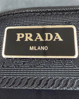 NEWSEDが販売するPRADAのRe-Nylonショルダーバッグ。ブラックのナイロン地にゴールドのロゴプレートが際立つデザイン。