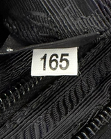 NEWSEDで販売中のPRADA Re-Nylonショルダーバッグの内側にある165と印字されたタグのクローズアップ