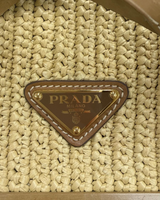 NEWSEDのPRADAラフィア製クロシェミニバケットバッグ、レザーのトライアングルロゴプレートのアップ