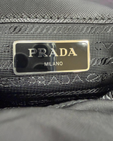 NEWSEDのPRADAスモールRe-Nylonバックパック内部にあるブラックのブランドロゴプレート