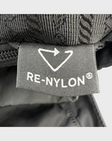 NEWSEDのPRADA Re-Nylonバックパックの内側にあるリサイクルナイロン素材を示すタグのクローズアップ
