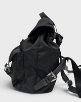 NEWSEDのPRADAスモールRe-Nylonバックパック。ブラックのナイロン製で、ベルト金具とサイドポケットが特徴的なレディースリュック。