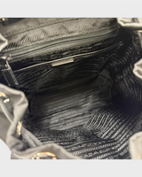 NEWSEDのPRADAスモールRe-Nylonバックパックの内部。ロゴ入りライニングとファスナーポケットが見えるブラックのナイロン製リュック。