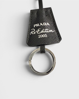 NEWSEDのPRADA Re-Edition 2005ロゴ入りブラックレザーキーリング