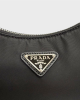 NEWSEDのPRADA Re-Edition 2005 Re-Nylonショルダーバッグ。ブラックのナイロン地にアイコニックなトライアングルロゴが施されたディテール。