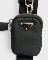 NEWSEDのPRADA Re-Edition 2005 Re-Nylonショルダーバッグに付属するブラックのナイロン製ポーチ。トライアングルロゴが特徴。