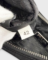 NEWSEDのPRADA Re-Edition 2005 Re-Nylonバッグ内部のタグとロゴプレート