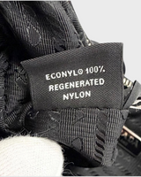 NEWSEDのPRADA Re-Nylonバッグ内側のECONYL再生ナイロン素材タグ