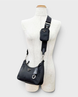 NEWSEDのPRADA Re-Edition 2005 Re-Nylonブラックショルダーバッグ。ポーチ付きでトライアングルロゴが特徴。
