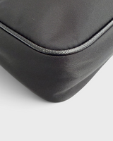 NEWSEDのPRADA Re-Edition 2005 Re-Nylonショルダーバッグのブラックナイロン素材のディテール