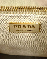 NEWSEDが販売するPRADAジャルディニエールミニハンドバッグの内側にあるゴールドのロゴプレート