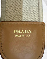 NEWSEDが販売するPRADAジャルディニエールミニハンドバッグのゴールドロゴが刻印されたブラウンレザーのタグ