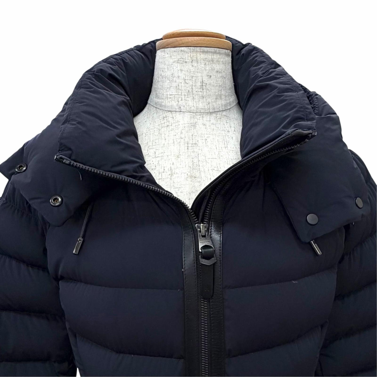 マッカージュ FARREN ファレン ロゴパッチ レザートリミング フーデッド ロング ダウンコート ネイビー M レディース