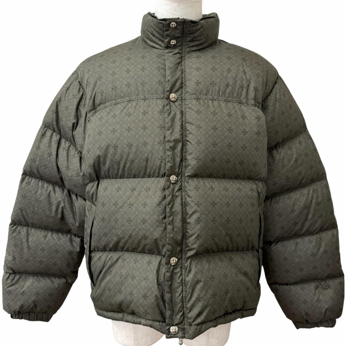 クロムハーツ CH Plus Stiff Down Jacket CHプラス 総柄 クロスボールボタン ダガージップ ダウンジャケット カーキ XL メンズ