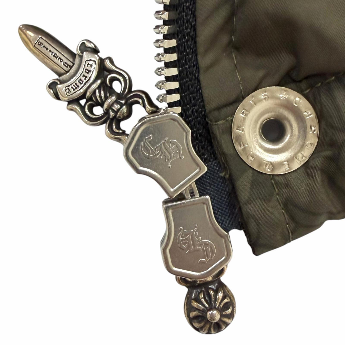 クロムハーツ CH Plus Stiff Down Jacket CHプラス 総柄 クロスボールボタン ダガージップ ダウンジャケット カーキ XL メンズ