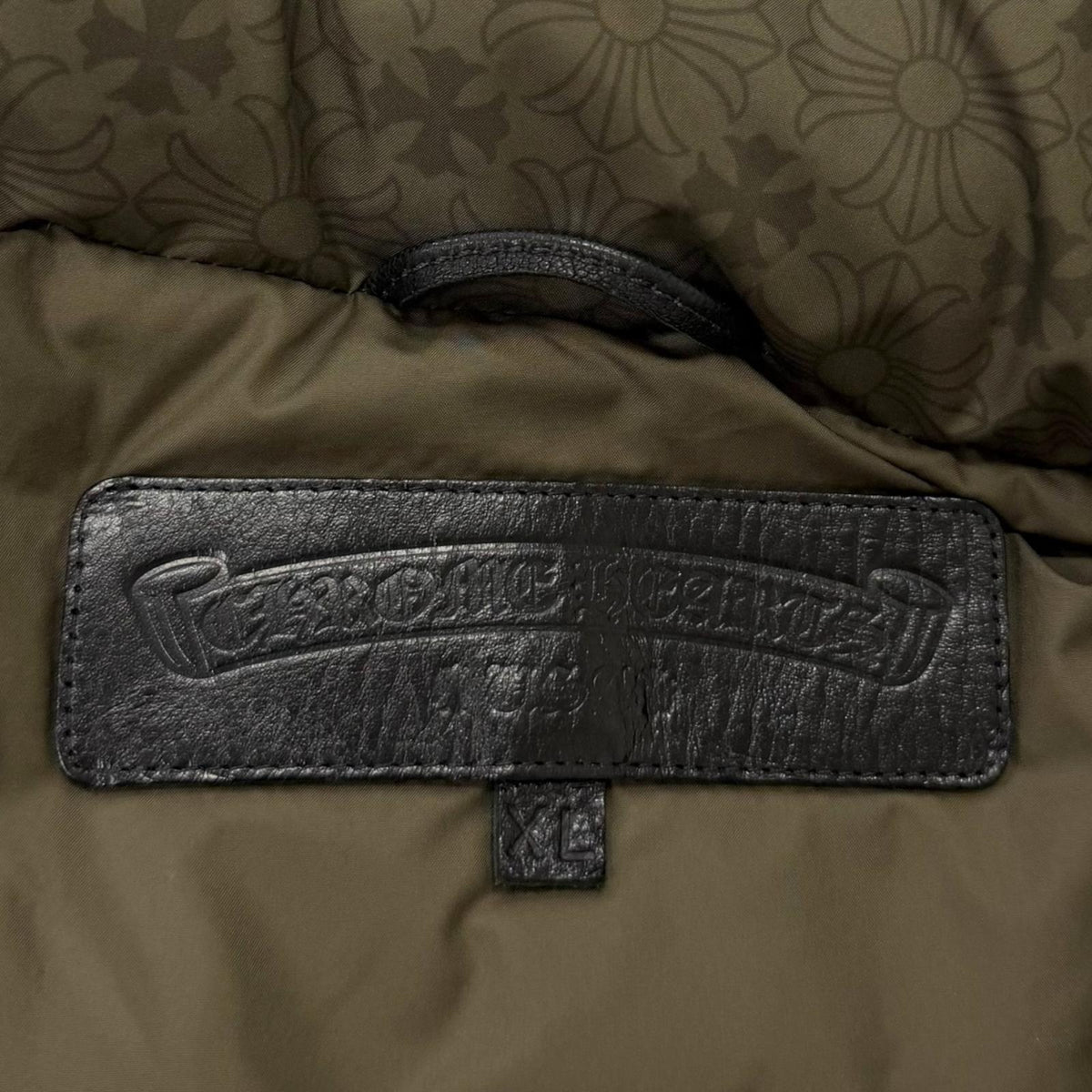 クロムハーツ CH Plus Stiff Down Jacket CHプラス 総柄 クロスボールボタン ダガージップ ダウンジャケット カーキ XL メンズ