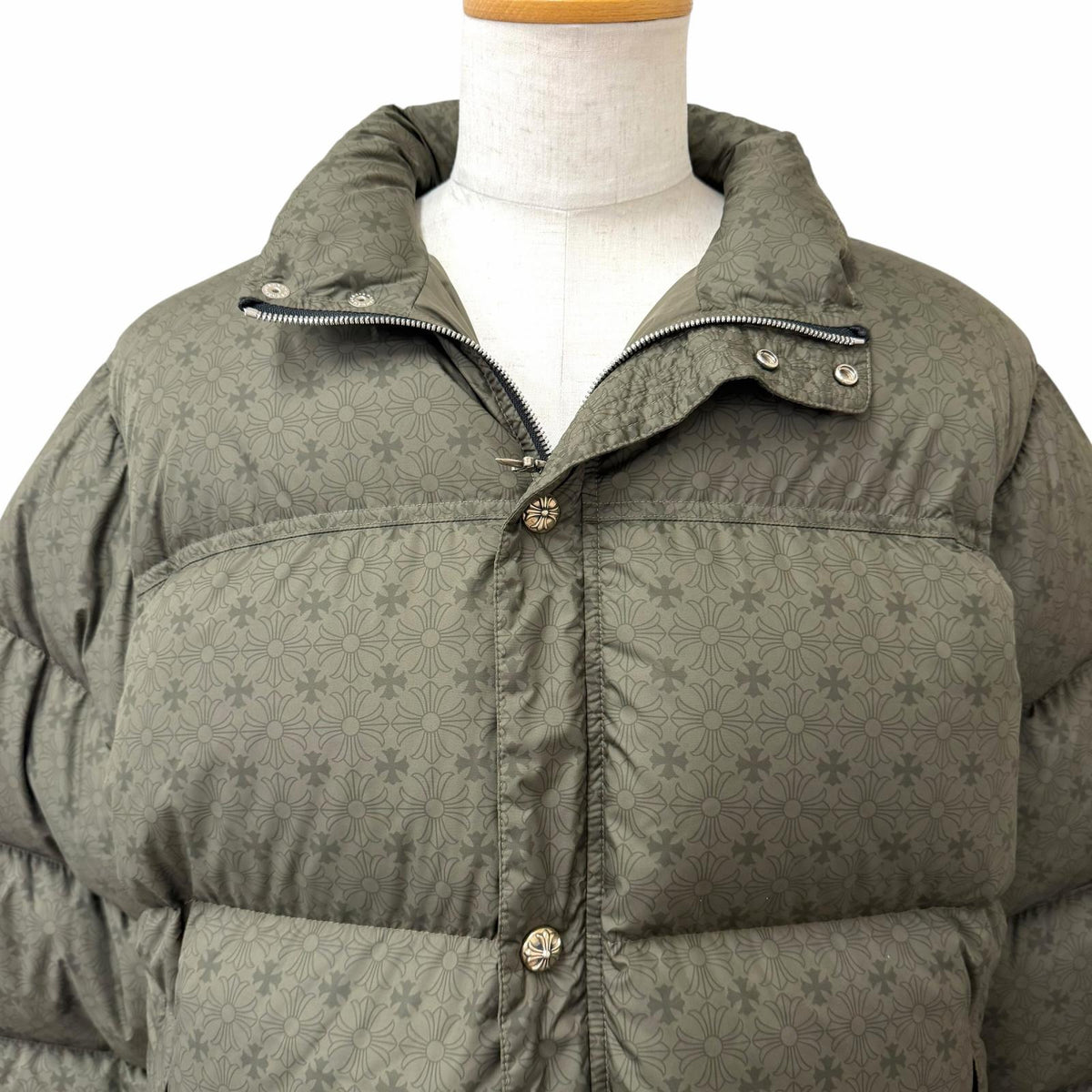 クロムハーツ CH Plus Stiff Down Jacket CHプラス 総柄 クロスボールボタン ダガージップ ダウンジャケット カーキ XL メンズ