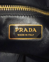 NEWSEDで販売中のPRADAソフトグレインレザーバッグの内側にあるゴールドのロゴプレート