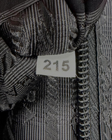 NEWSEDのプラダバックパック内部にある「215」と印字されたタグのクローズアップ