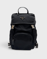 NEWSEDのPRADAブラックナイロンバックパック。フロントにアイコニックなトライアングルロゴとメタルバックル付き。