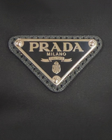 NEWSEDが販売するPRADAのアイコニックなトライアングルロゴが施されたブラックナイロン製バックパックのディテール