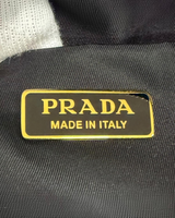 NEWSEDで販売中のPRADAエクスプローラーバッグ内側に縫い付けられたゴールドのロゴプレート