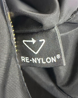NEWSEDのPRADAエクスプローラーバッグ内側の黒いRe-Nylonロゴタグ