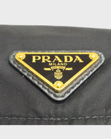 NEWSEDのPRADAエクスプローラショルダーバッグに施されたアイコニックなゴールドのトライアングルロゴプレート