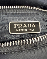 NEWSEDで販売中のPRADA Re-Edition 2005 Re-Nylonバッグの内側にあるロゴプレートとファスナー